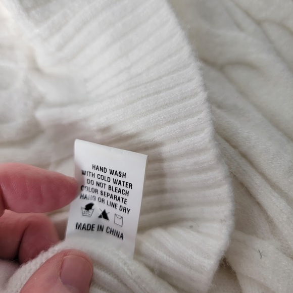 Dreamers by Debut White Cropped Sweater M/L Soft Stretchy Cozy Holiday Capsule - Picture 8 of 8